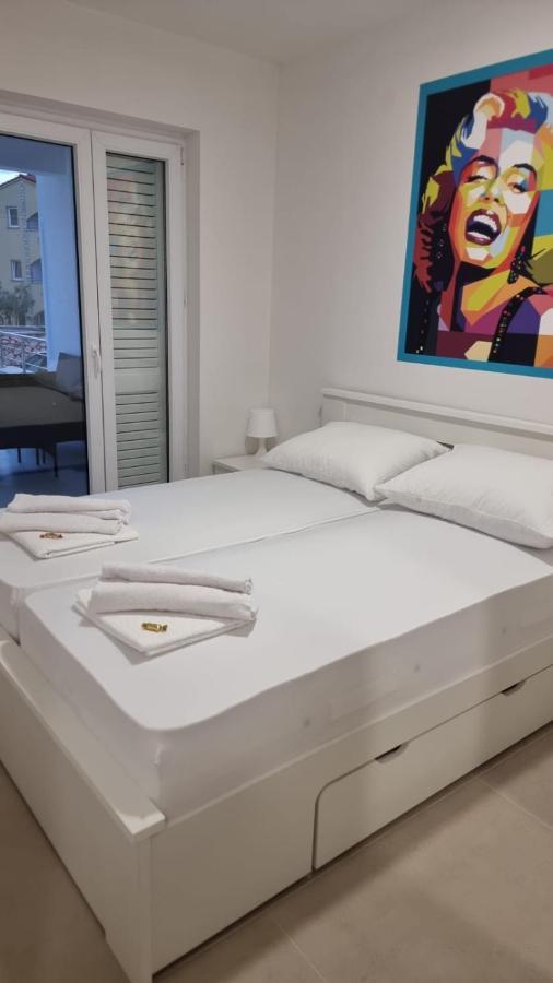 Kings Landing Apartment Novalja Bagian luar foto