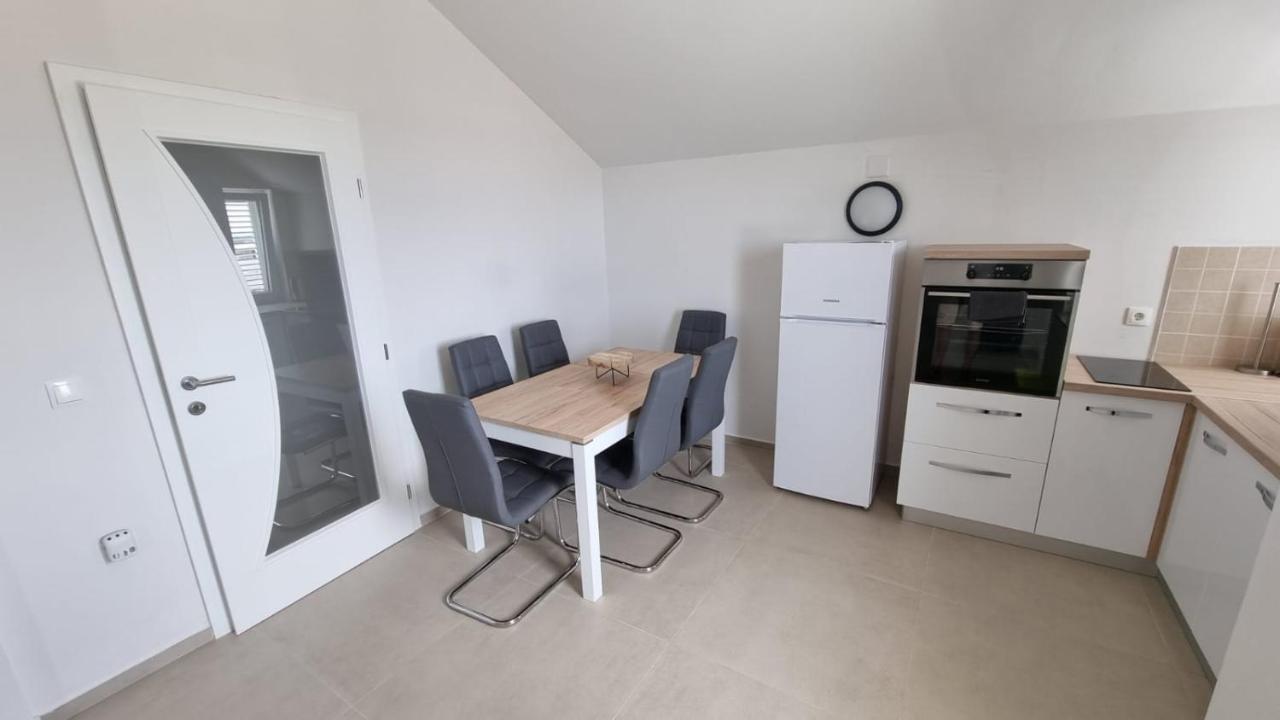 Kings Landing Apartment Novalja Bagian luar foto