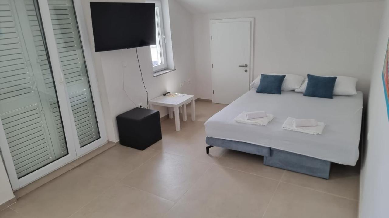 Kings Landing Apartment Novalja Bagian luar foto