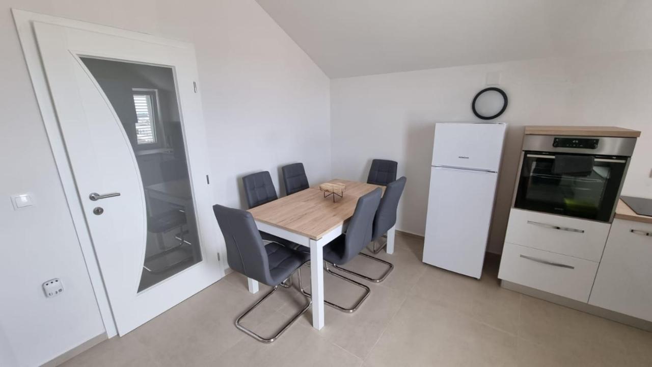 Kings Landing Apartment Novalja Bagian luar foto